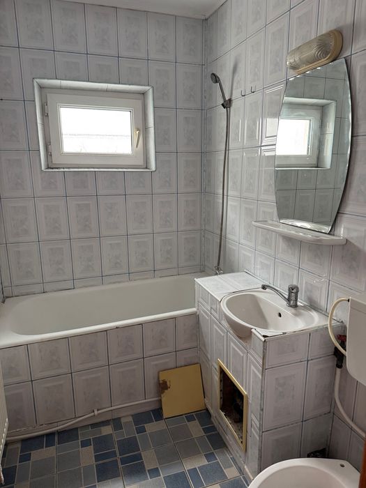 Vând apartament cu 2 camere, situat în zona Stadion Nemobilat