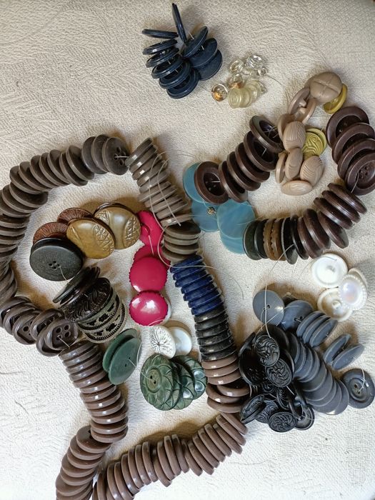 Пуговицы разные,