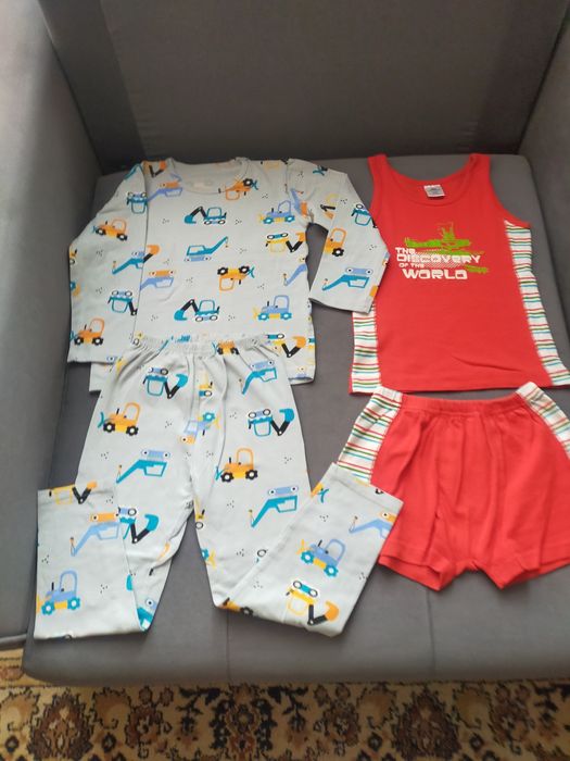 Куртка, джинсы,варежки продам..