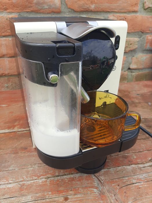 Espressor Nespresso cu capsule.