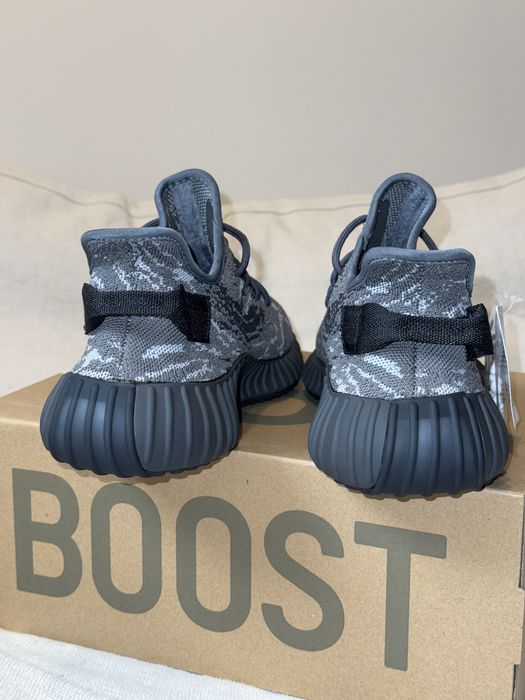 Yeezy Dark Salt 41 (fit 40)