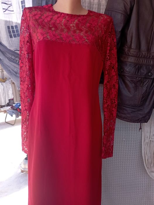 Нарядное платье красного цвета