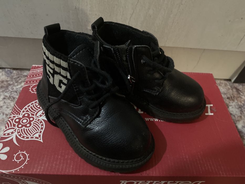 Детские ботинки.