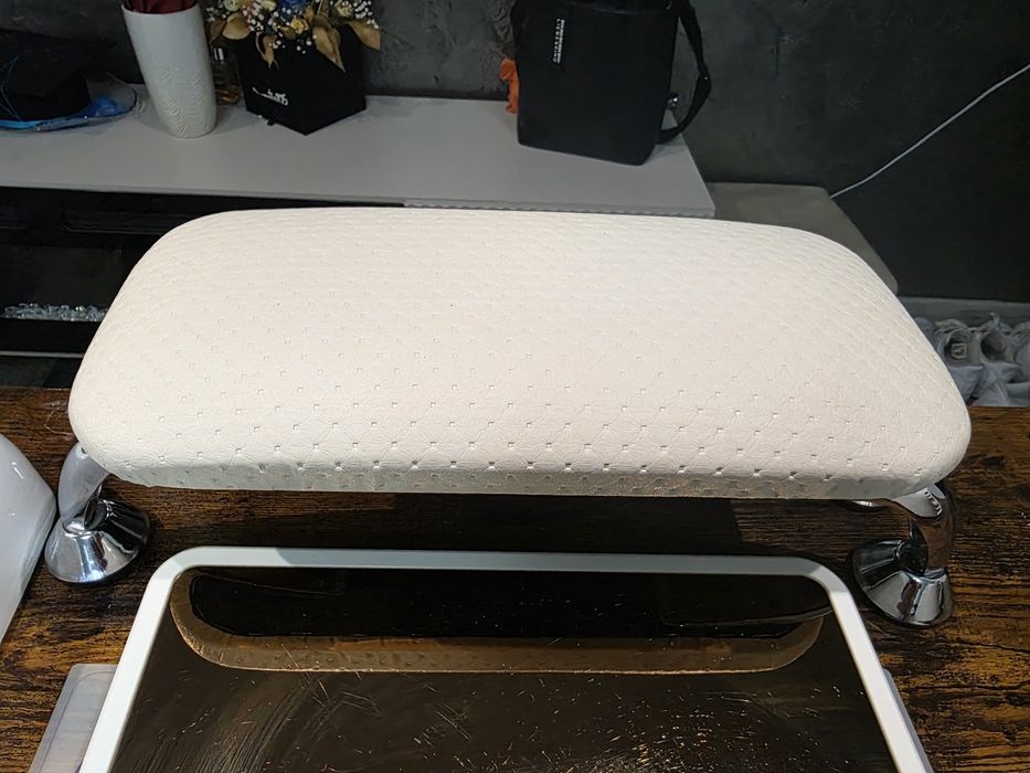 Vând masa manichiura cu toate aparatele necesare