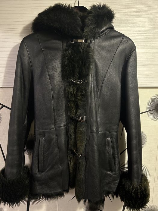 Vând haină din piele naturală