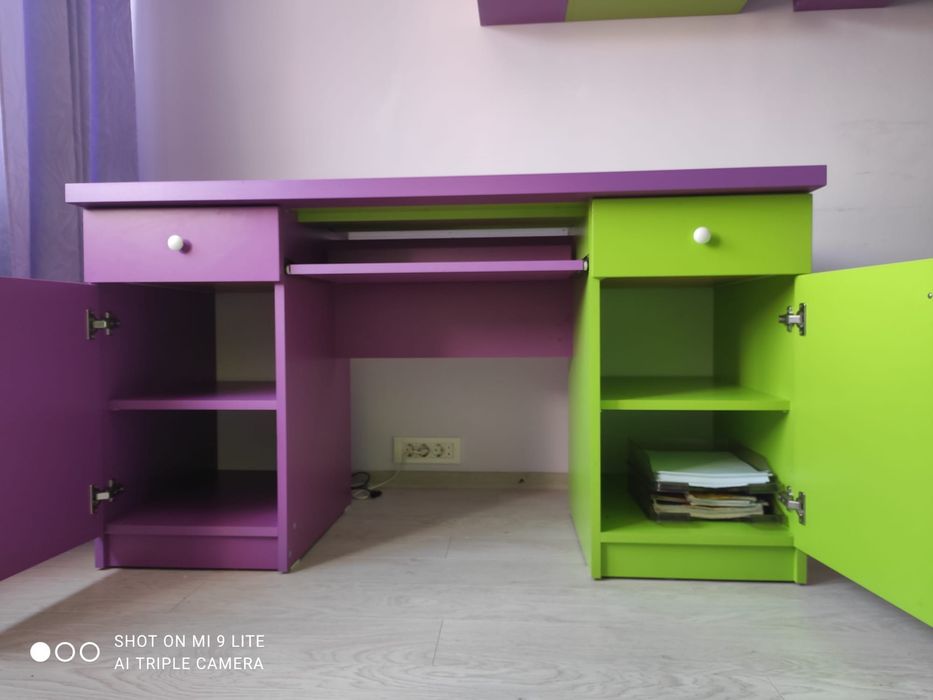 Mobilier complet cameră copii/tineret – paturi suprapuse, dulapuri, birou + polițe