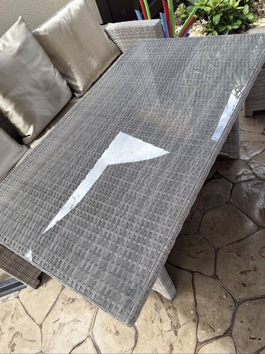 Set Mobilă Grădină / Terasă din Rattan cu Masă și Perne Custom – Ca Nou