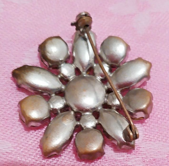 Брошь из прошлого века