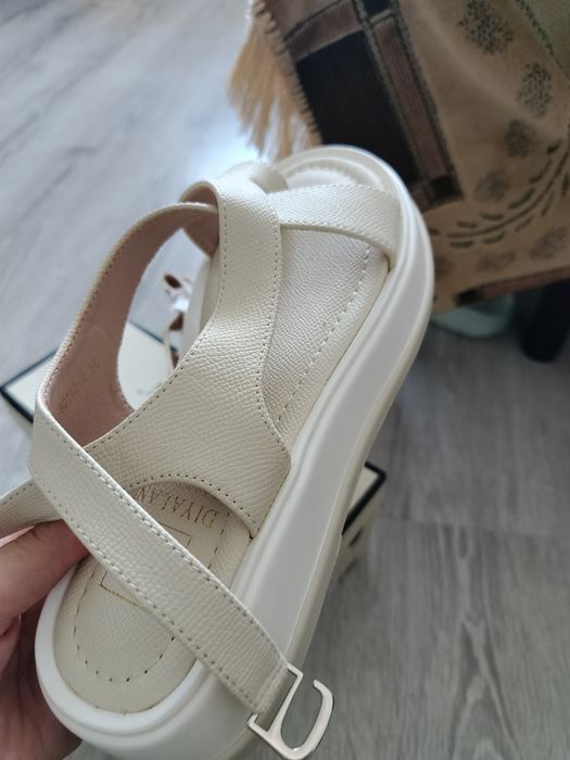 Продам сандали молочный цвет