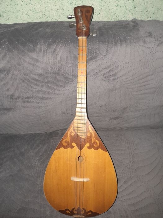 Музыкальный инструмент 3 струны 40 тысяч.