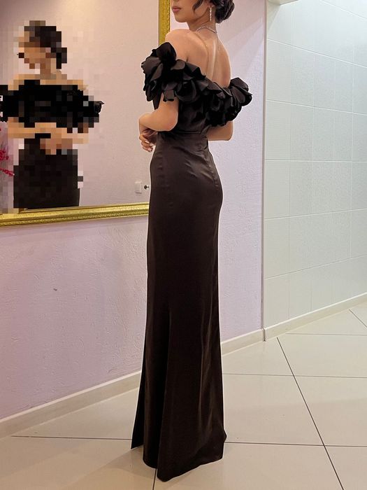 Продам вечернее шикарное платье . Размер 42. Одевали 1 раз .