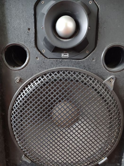 Пульт, кроссовер, 2та 300ваттли динамик корпуси билан сотилади