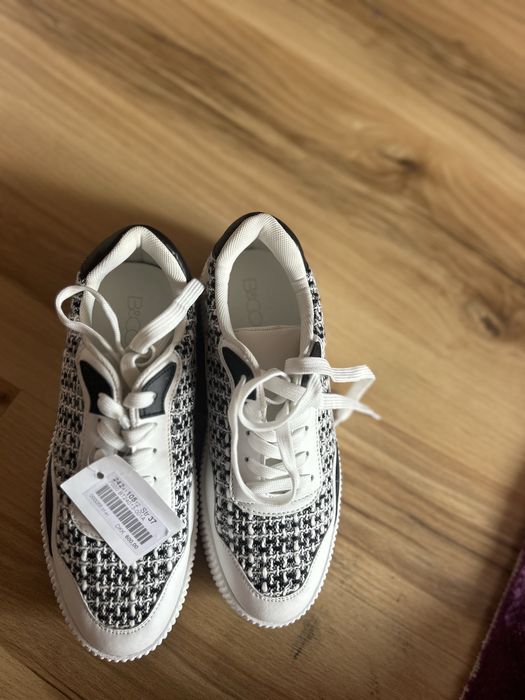 Спортни бели обувки