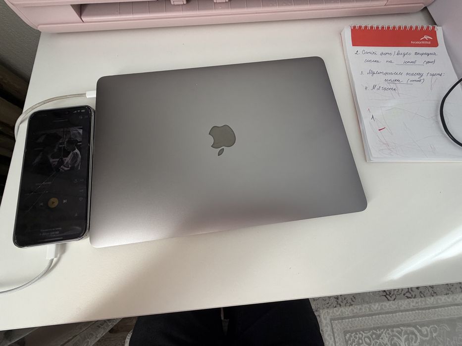 Macbook M1 8/256