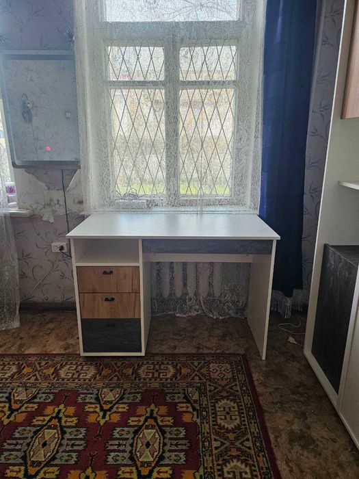 Мебель в детскую комнату (стол школьный и шкаф для вещей + комод)