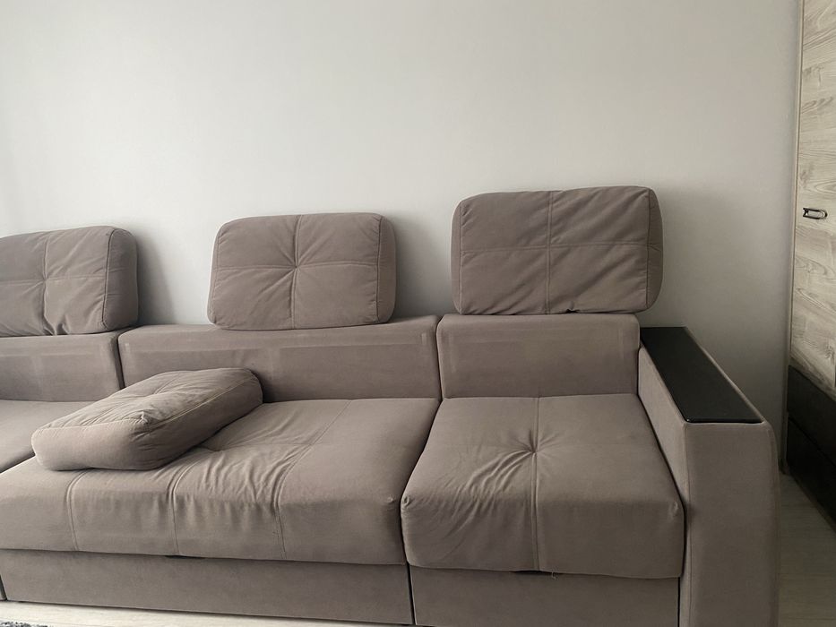 Огромный диван для гостиной