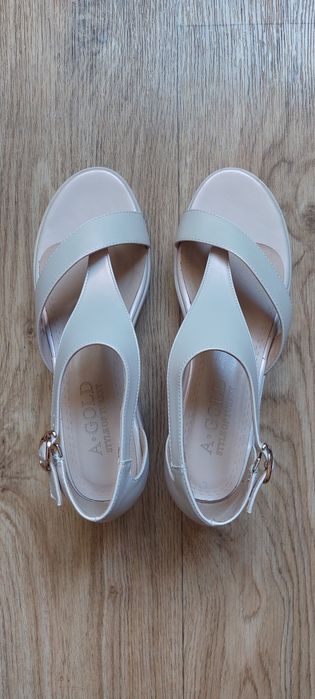 Продам босоножки
