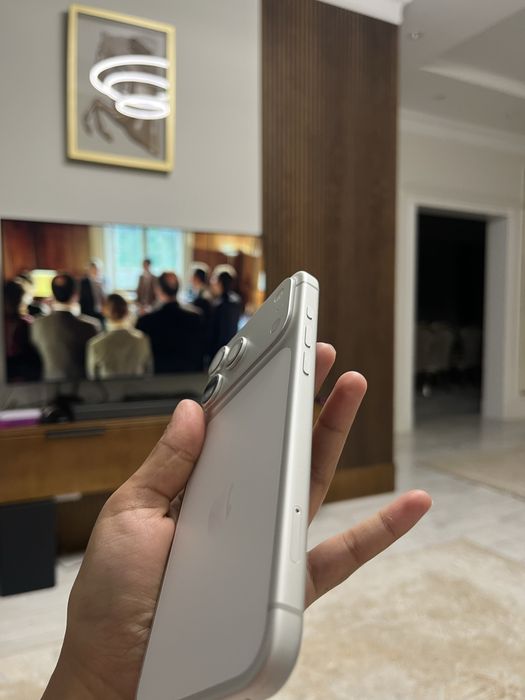 Продам iphone 17 pro max white