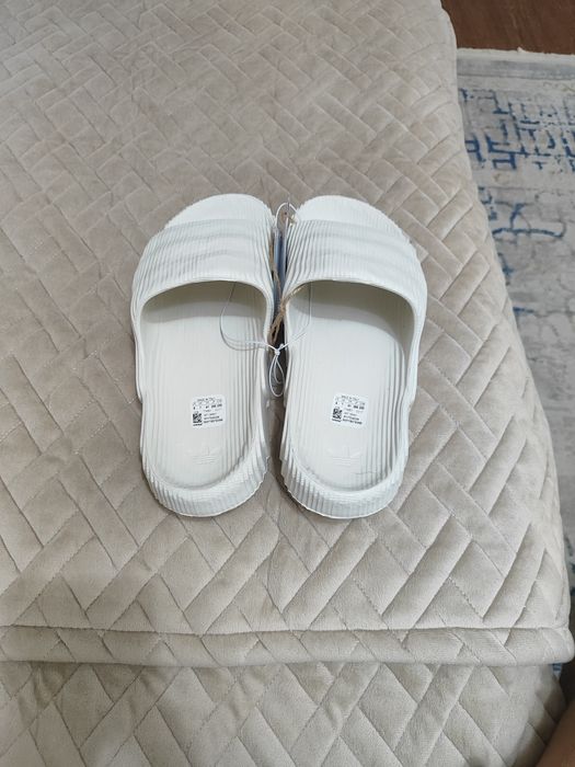 Тапочки adidas белого цвета