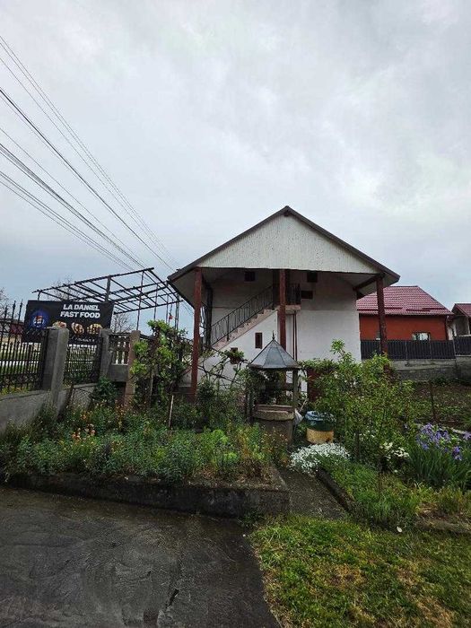 Casa constructie rezidentiala si / sau comerciala cu 2 nivele si pivnita, incluzand teren gradina, la sosea, localizata central in Cuzdrioara, Dej, CJ