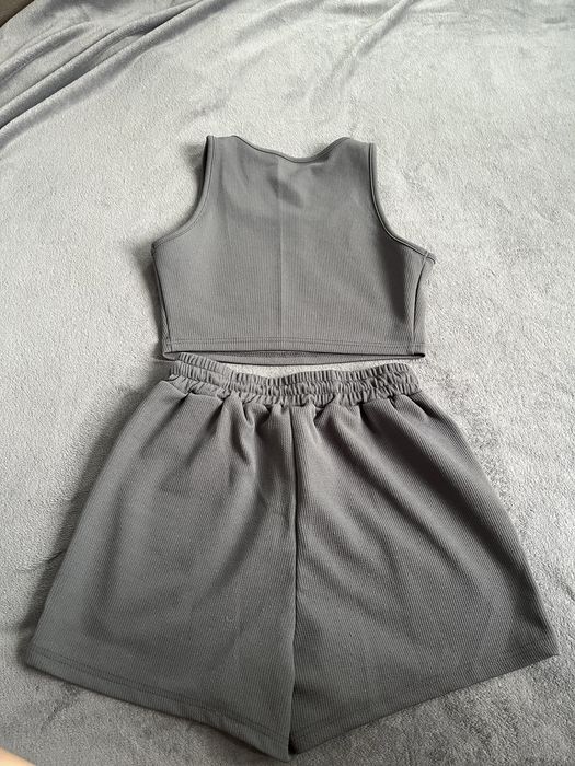 Сив комплект – къси панталонки и потник Shein