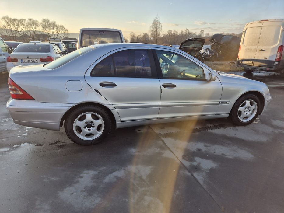 Vând Mercedes C-Class W203