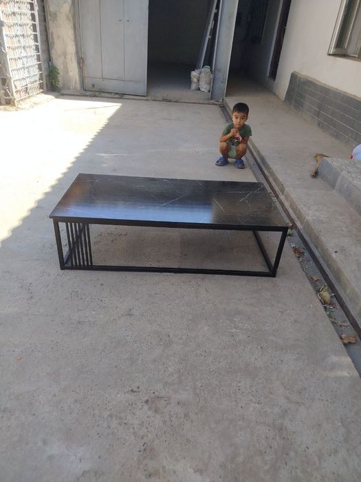 Jurnalniy stol loft stilida