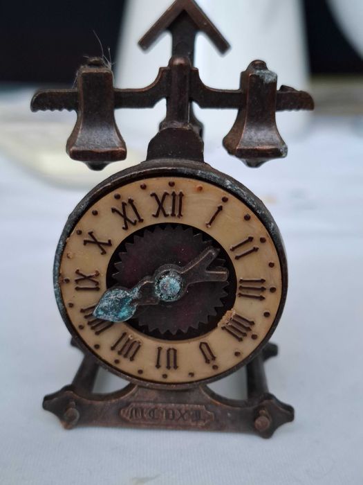 Миниатюрен античен часовник, лят под налягане, острилка за моливи