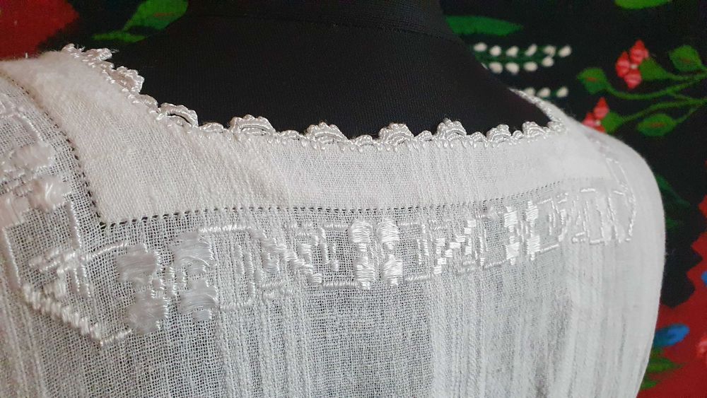 Costum popular (ie/camasa cu poale, sort/zadie/catrinta/boscea)