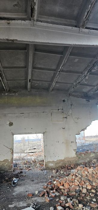 Фундаментные блоки, плиты перекрытия, кирпич.