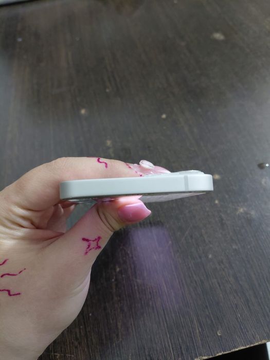 Продам телефон айфон 13 в белом цвете