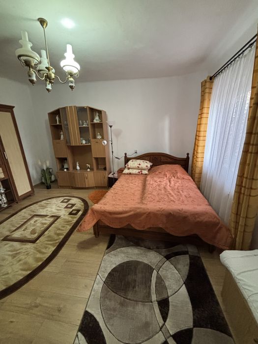 Casa in chirie dormitor + bucatarie