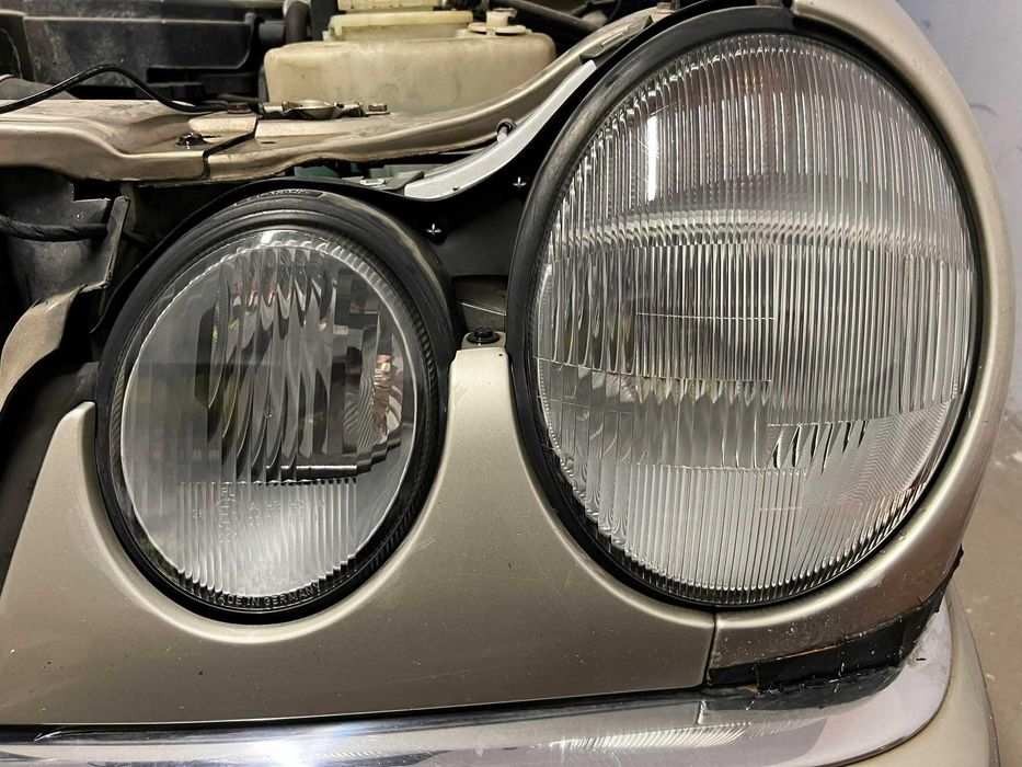 Полиране на Фарове и Стопове – Възстановете Яснотата на Вашите Лампи!