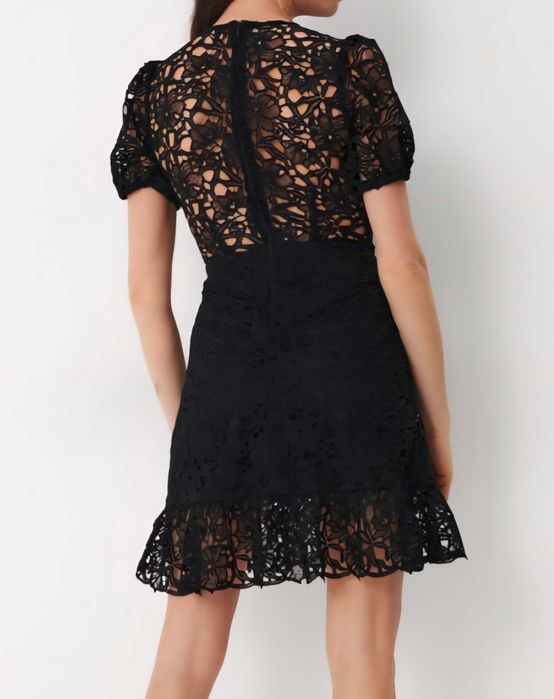 Рокля с плетена дантела марка Mohito размер 40 нова