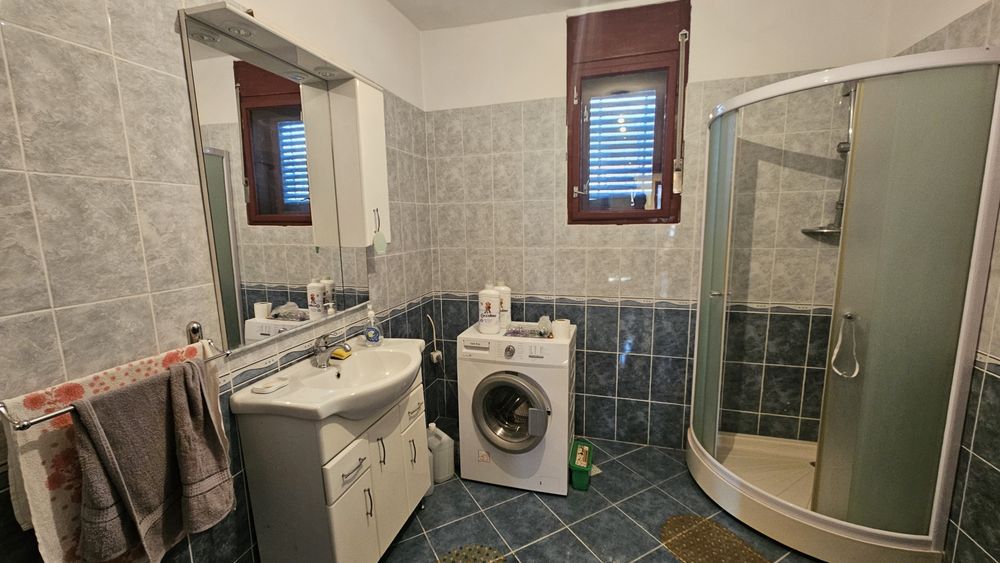 Casa spatioasa cu etaj, 320mp, 500mp teren , Sebis , Arad