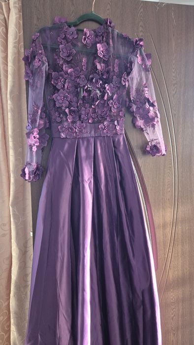 Rochie elegantă mov cu flori 3D – mărimea S – purtată o singură dată