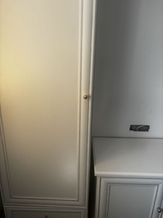 Set mobilier alb  dulap + comode