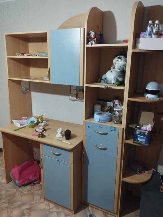 Шкаф и компьютерный стол