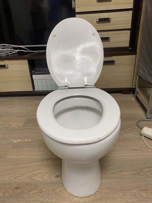 Toaletă cu rezervor