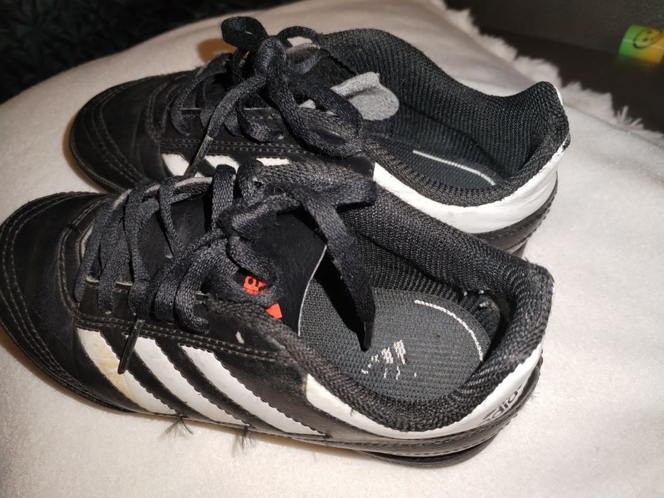 Adidasi fotbal sala marimea 33