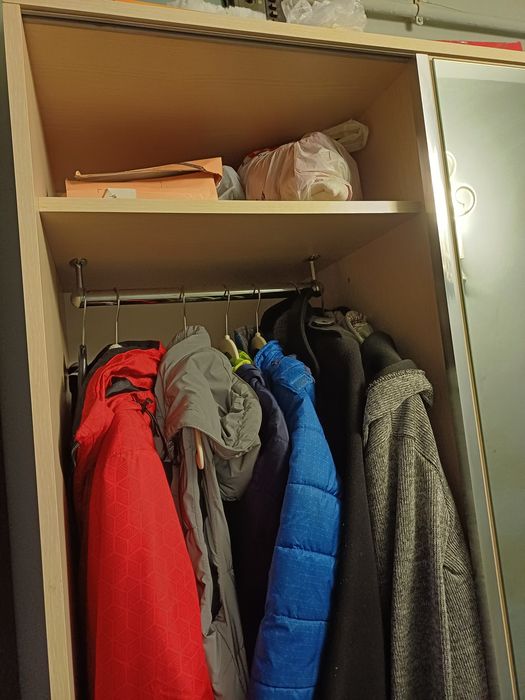 Vând cuier,cu mic defect