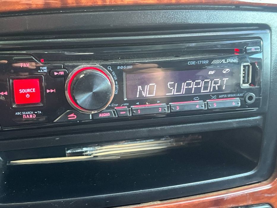Alpine CDE-171RR CD/USB/AUX MP3 Авто Радио за кола  – Отлично състояние