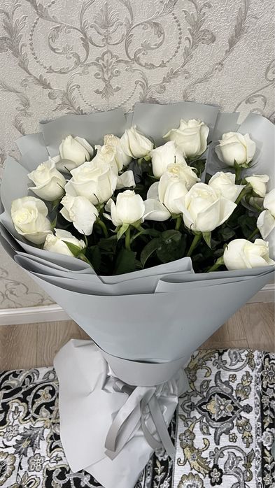 Свежие белые розы 20 длинных белых роз.   Ақ 20 штук раушандар.