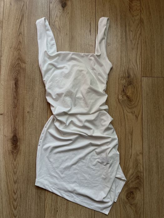 Бяла рокля с гол гръб