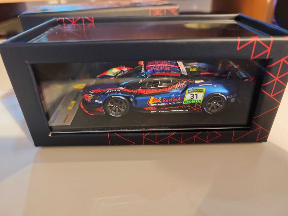 Продавам чисто нов Max Verstappen & Chris Lulham 1:48 модел