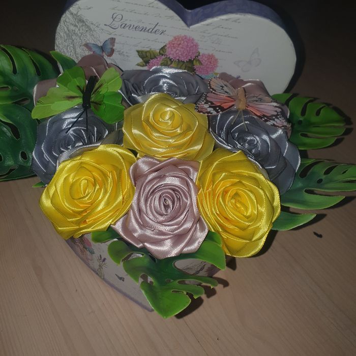 Buchete și aranjamente din satin