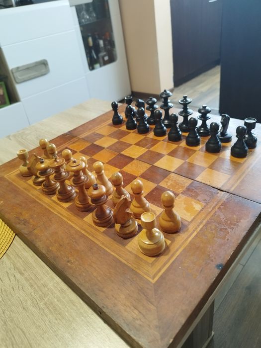 Продавам дървен старинен шах с всички фигури