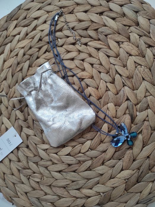 Две чисто нови дамски колиета