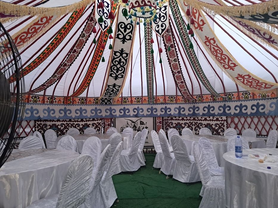 Ер адам үлкен салбыраған сиськилерін шешеді