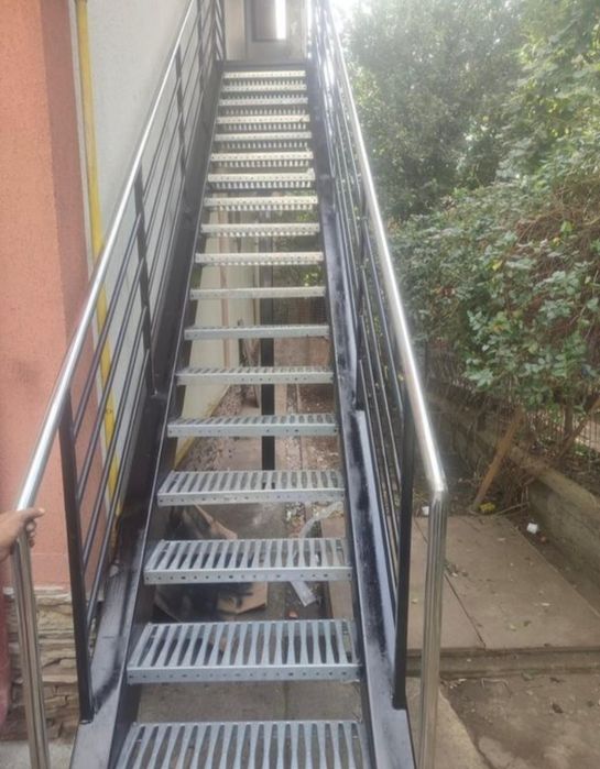 Scara zincate la comanda în toată tara oferim și montaj gratuit